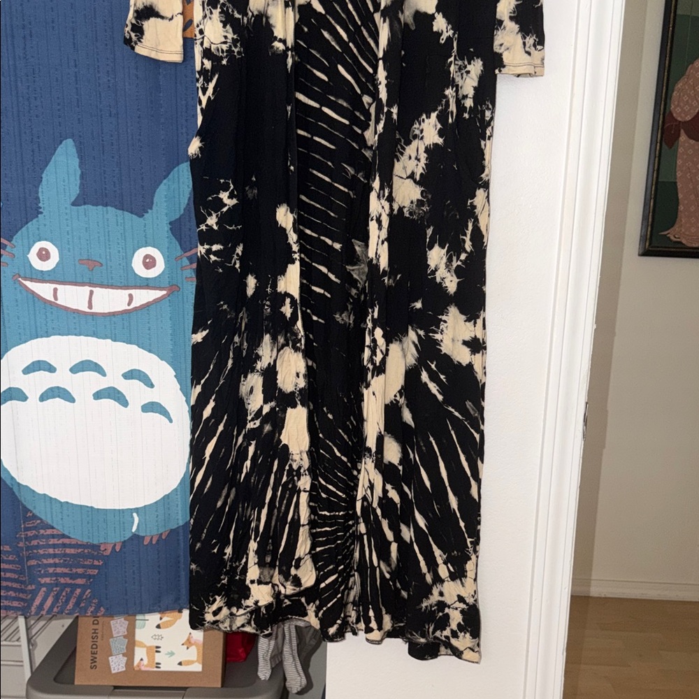 Black & Cream Tie-Dye Cover - Picture 2 of 3
